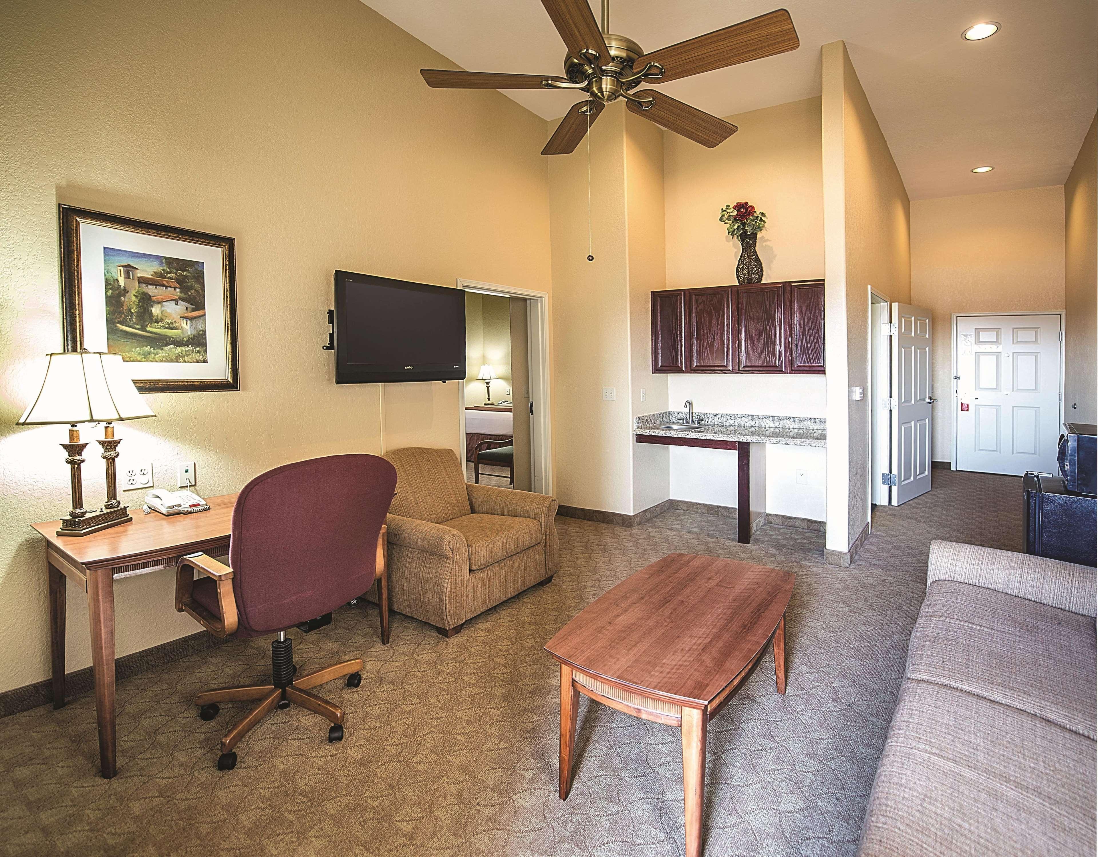 La Quinta By Wyndham Marble Falls Exterior photo
